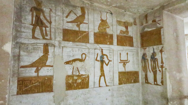 前室には様々な絵画が色鮮やかに残っています。