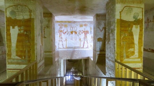 玄室へは通路を下っていく形式です。その間の壁と描かれた装飾。王の遺体を守ろうという思いを感じます。