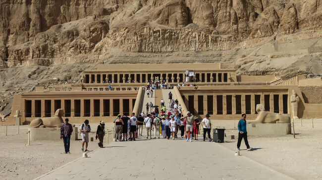 ハトシェプスト女王葬祭殿に着きました。<br />第１テラスの中程には１対のスフィンクスが。<br />