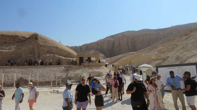 ３カ所の墓の見学を終え、王家の谷の中央部に戻ってきました。相変わらずの人混みです。<br /><br />
