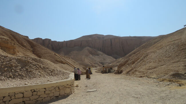 さらに、入口の方へ戻ってきました。この先にハトシェプスト女王の墓があります。その山の真裏に女王の葬祭殿が建っているのだそうです。
