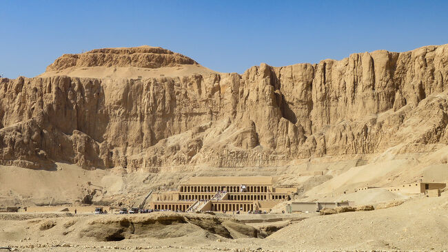 王家の谷を出て車を走らせると、ハトシェプスト女王の葬祭殿が見えてきました。<br />こんな絶壁の下に建てられているのですね。<br />
