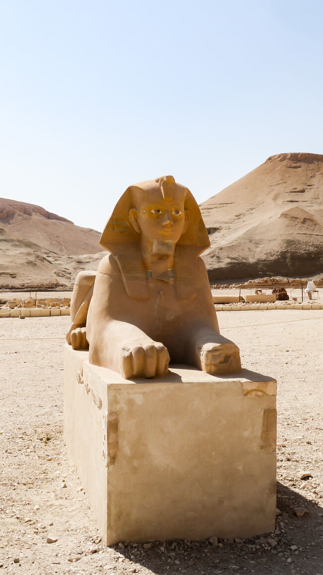 左側のスフィンクス。色は左側の方が残っているような。