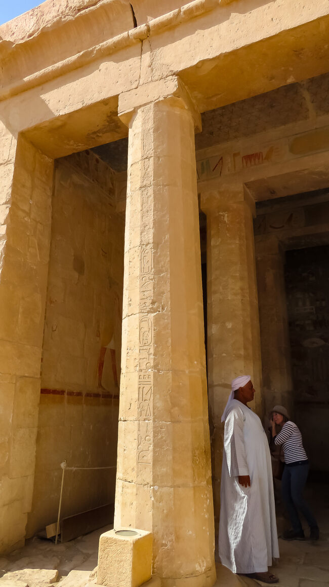 柱の形状はシンプルですが、カルトゥーシュでしょうか、レリーフが綺麗に残っています。<br />