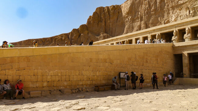 第３テラスへ上がる階段です。上方の目地が綺麗な部分は修復されたものだそうです。