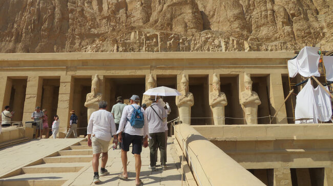 第３テラスに来ました。オシリス神の像がお出迎え。