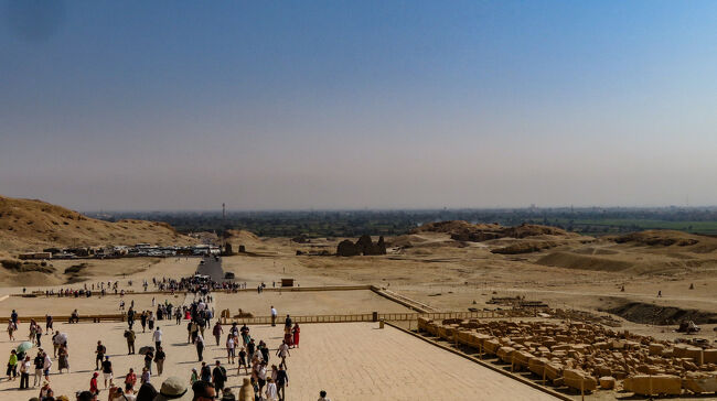 振り返って第３テラスからのナイル川方向の景色。