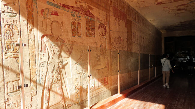 通路には壁画が色鮮やかに残っています。