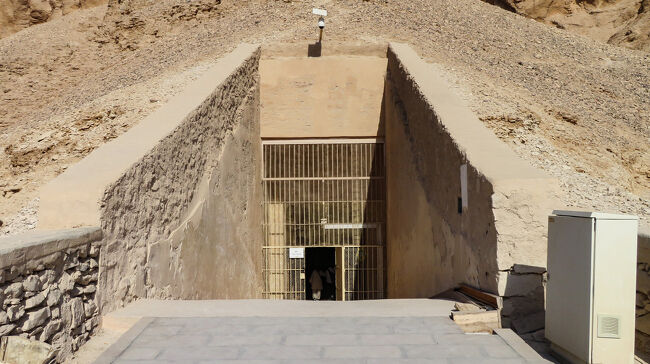 最初にラムセス７世の墓を見学します。