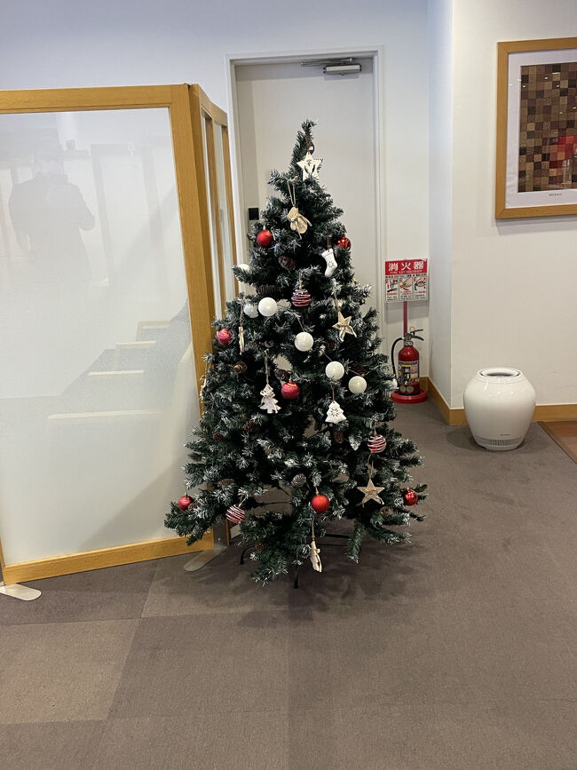 ラウンジ内のクリスマスツリー