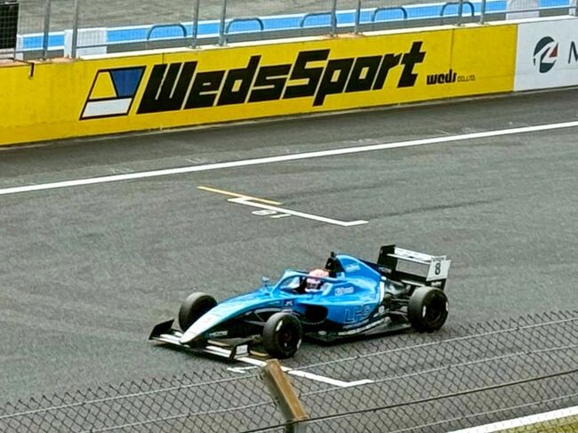 速すぎて、ブレる。<br />上手く撮れません(泣)<br />