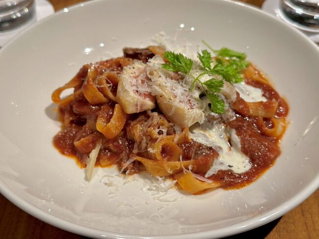 旦那は、牛肉と無花果のラグーソース、<br />フィットチーネ。