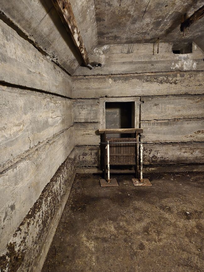 宮様でさえ、爆撃があると、<br />こんな場所に閉じ込められて<br />いたのですね、、