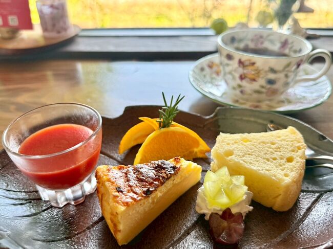 デザートプレートが、また素敵。<br />辛党の私ですが、こちらのケーキは<br />大好きです。<br />トマトジュレ、バスク風チーズケーキ、<br />シフォンケーキにシャインマスカット、オレンジ。<br />これ、+300円でいただけるなんて、スゴい!