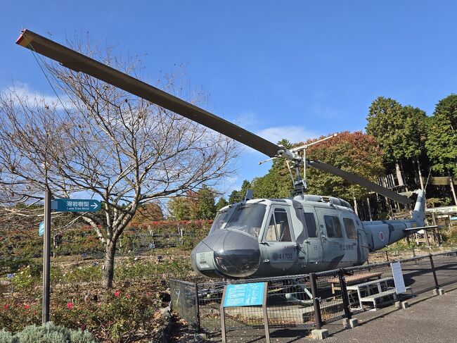 広い敷地内、なぜかヘリコプターが！<br />自衛隊基地が近いからかな。