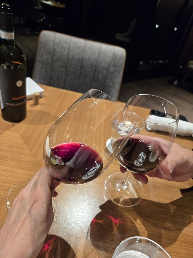 赤ワインで^_^)／▼☆▼＼(^_^)<br />また、このホテルに連れて来てくれて、<br />ありがとう！