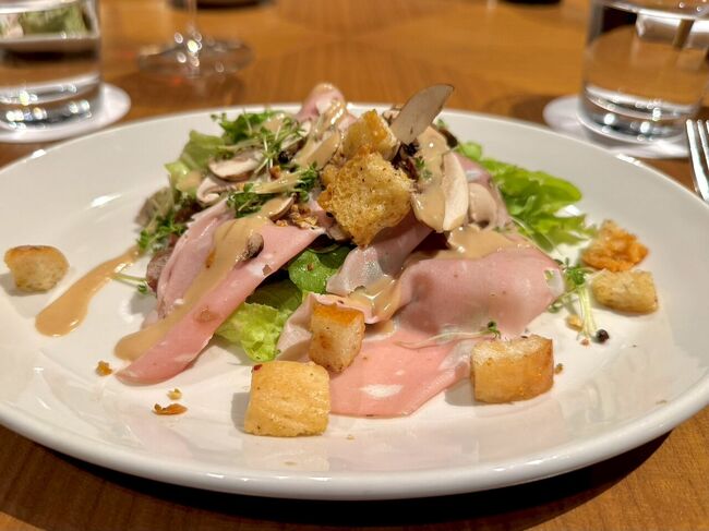 切り立てモルタデッラハムとナッツのサラダ、<br />トリュフソース。