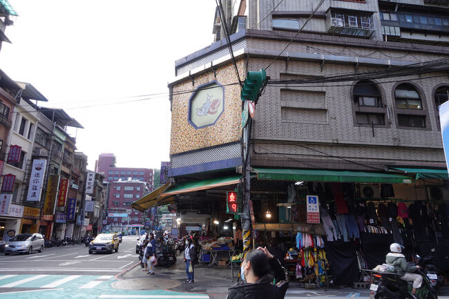 折角窓近くに寝床やし、明るくなったら目が覚める…事は無かったね。ちうても08:30くらいやってんけど…もう皆様お出かけかチェックアウトか。<br /><br />早く起きなくちゃってんで無く、起きれるやろってあまい予想だけですから、問題無いけれど。支度して仁愛市場へ。宿の裏口から愛三路真っ直ぐ4～5分。