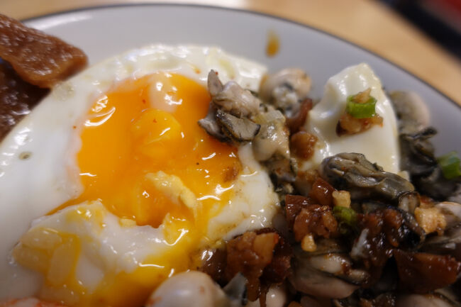 そ言えば、魯肉飯に目玉焼きって見た事ないですね。かなりいけそう。