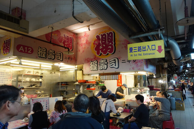 んでは、まず2階食堂街を徘徊に。目の前はお寿司屋さんですか。賑わってますね。<br /><br />見るつもり無かったんやけど…皆様のお手元、握り寿司に甘だれ？