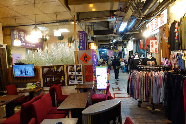 食堂街ってんで無く、市場の関連棟と言うか、色々商ってますね。