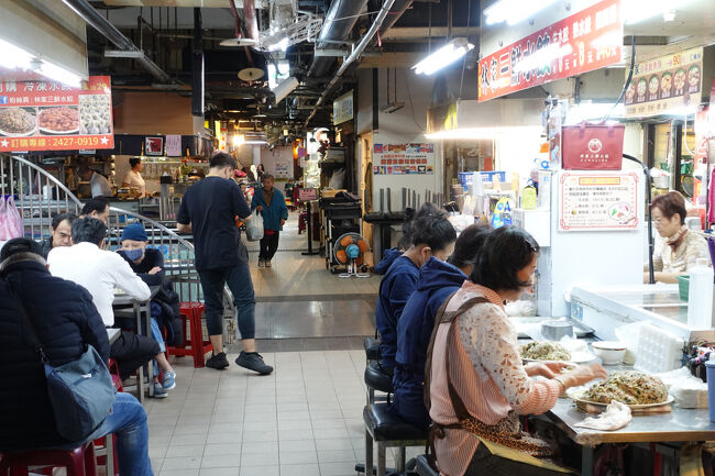 店にカウンターで、せっせと餃子作り…