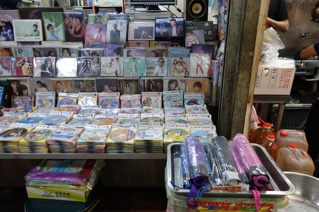 DVD売り場。に、VCDってまだ現役なんですか？かなりびっくりかも。