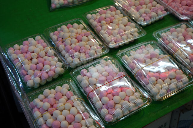 湯圓って、こんなでしたっけ？雛あられみたい。