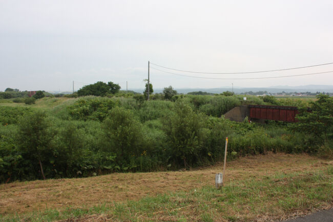 勇払郡むかわ町汐見。<br />川東幹線用水路に架かる橋梁から鵡川方面に、これから向かう、鵡川橋梁が小さく見えました。