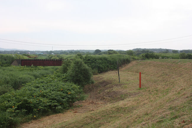 勇払郡むかわ町汐見。<br />川東幹線用水路に架かる橋梁と、先ほど線路を渡った場所を入れて撮りました。