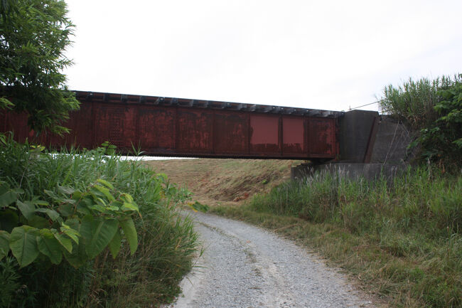 勇払郡むかわ町汐見。<br />右側の道を進み、橋梁の袂に向かいます。