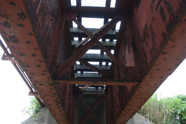 勇払郡むかわ町汐見。<br />鵡川橋梁に着きました。<br />ここまで、汐見駅跡から５５分ほどでした。<br />汐見方面を望みます。