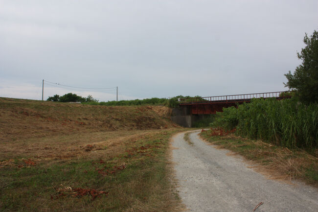 勇払郡むかわ町汐見。<br />左手に土手がありますが、汐見駅跡に向かう時に、鵡川大橋を渡った場所から歩いてきた土手と同じものです。