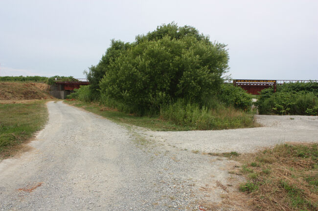 勇払郡むかわ町汐見。<br />先ほどの分かれ道は、橋梁をくぐり抜けると、再び合流していました。