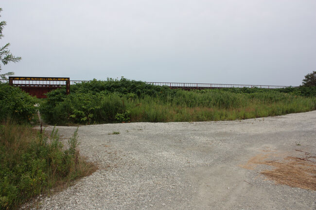 勇払郡むかわ町汐見。<br />もう１つの道を進み、橋梁に近づきます。
