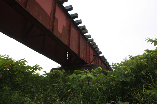 勇払郡むかわ町汐見。<br />橋梁をくぐります。<br />汐見方面を望みます。