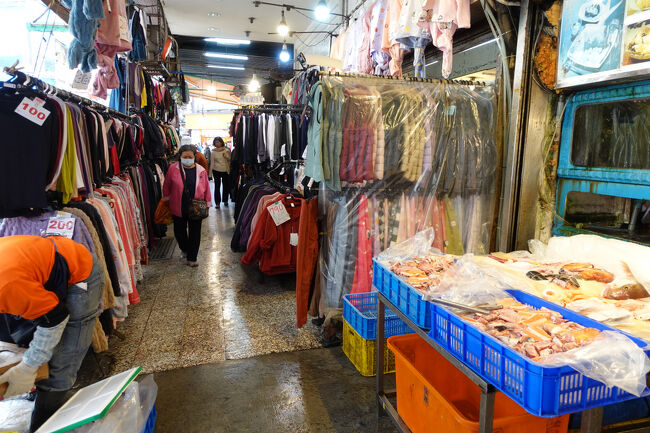 場外と言うか、外のお店。服屋さんの横で生魚扱ってる…