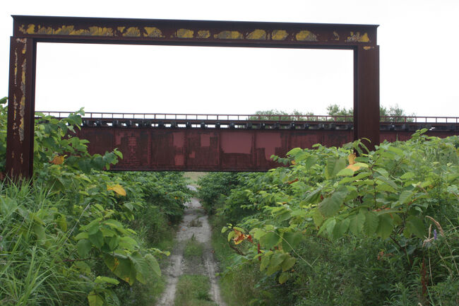 勇払郡むかわ町汐見。<br />橋梁の反対側の、高さ制限のゲートです。<br />こちらの道は、ある程度車高の高い車が橋梁の下を通れるようにしてあるようです。