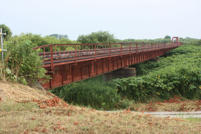 勇払郡むかわ町汐見。<br />三度、橋梁をくぐり、土手の上に上がりました。<br />全体ではありませんが、橋梁を途切れなく撮れました。
