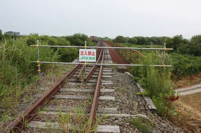 日高本線の線路跡。<br />線路の上にやって来ました。<br />橋梁の上にも、まだ線路があります。