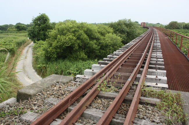 日高本線の線路跡。<br />立入禁止の柵、ぎりぎりから橋梁を撮りました。<br />左下の道を歩いてきました。