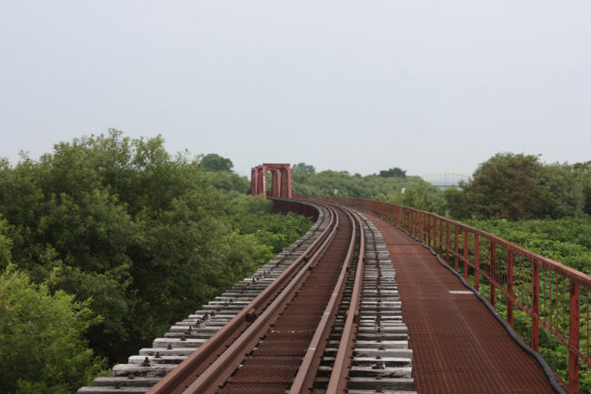 日高本線の線路跡。<br />鵡川方面を拡大して撮りましたが、長いので、それほど大きくは撮れませんでした。<br />右奥には、鵡川大橋が見えています。