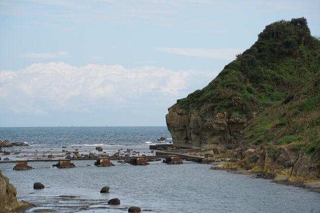奇岩と海ですなぁ。これは、見飽きない景色が続くのかも。