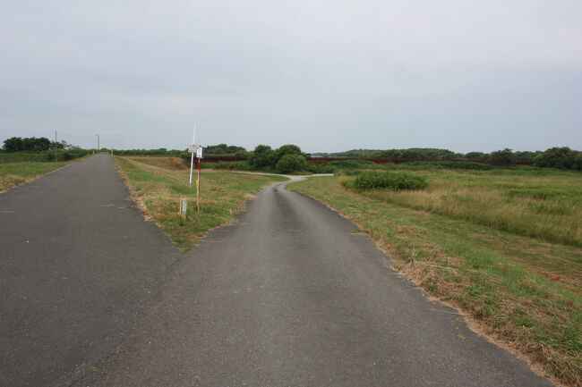 勇払郡むかわ町汐見。<br />鵡川橋梁まで歩いてきた、鵡川沿いの道と合流します。