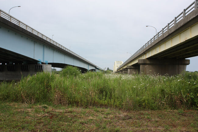 勇払郡むかわ町宮戸。<br />鵡川跨線橋から、鵡川方面に続く、日高本線の線路跡を見たかったので、鵡川大橋をくぐることにしました。<br />帰りは、右側の橋を渡ります。