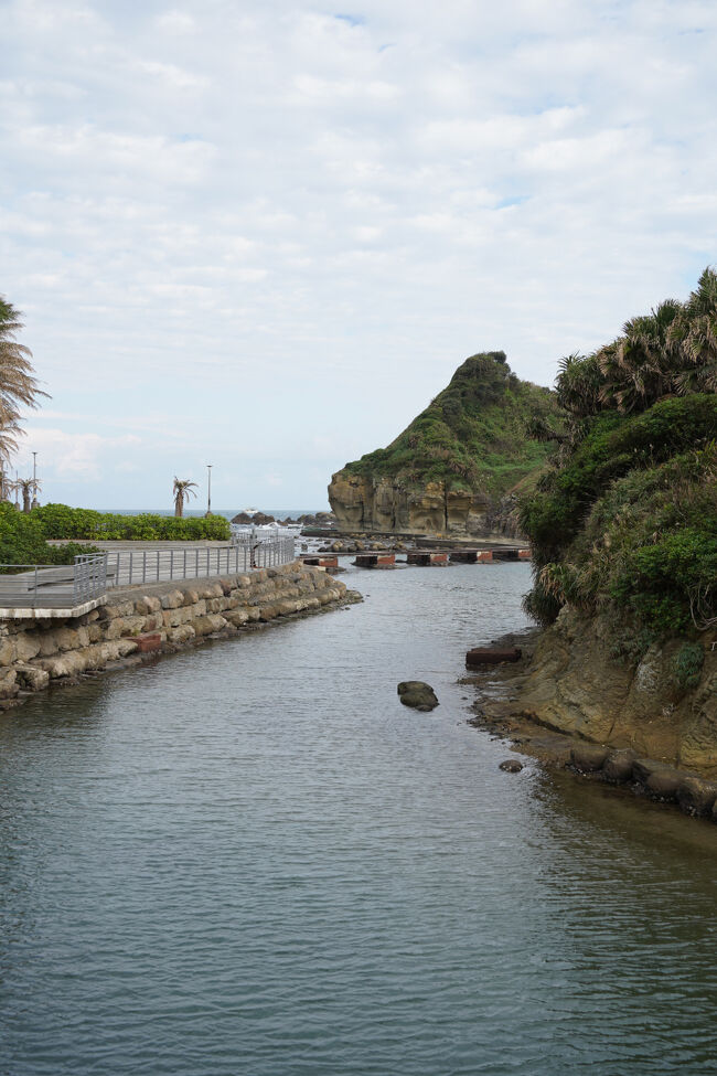 橋が見えますね。向こうまで岩見物行けるかしら。
