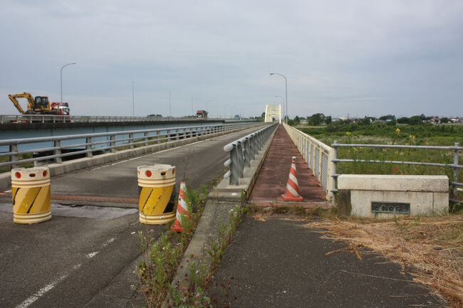 勇払郡むかわ町宮戸。<br />土手から橋の袂に上がりました。<br />ここまで、汐見駅跡から１時間２０分ほどでした。
