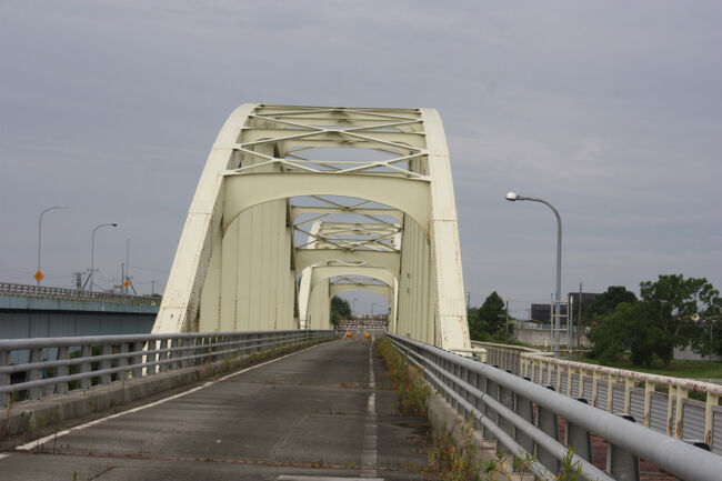 鵡川橋。<br />袂にコーンが置かれていたのですが、橋を渡ることにしました。