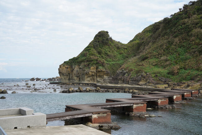 立入禁止ちうか、季節限定で有料の岩ツアーしかないみたい。有料は兎も角、季節も9月まで…ん？台風の季節やけど？