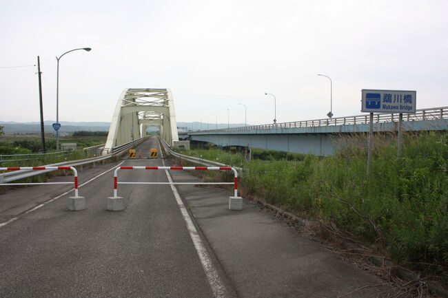 勇払郡むかわ町洋光。<br />こちら側には、鉄製の車止めが置かれていました。<br />鵡川橋は、やはり、通行止めでした。
